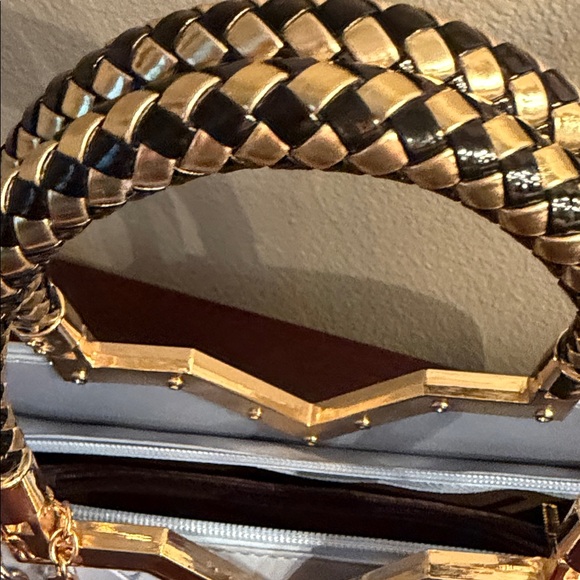 Elegant White Handbag with Gold Accents - Picture 4 of 17